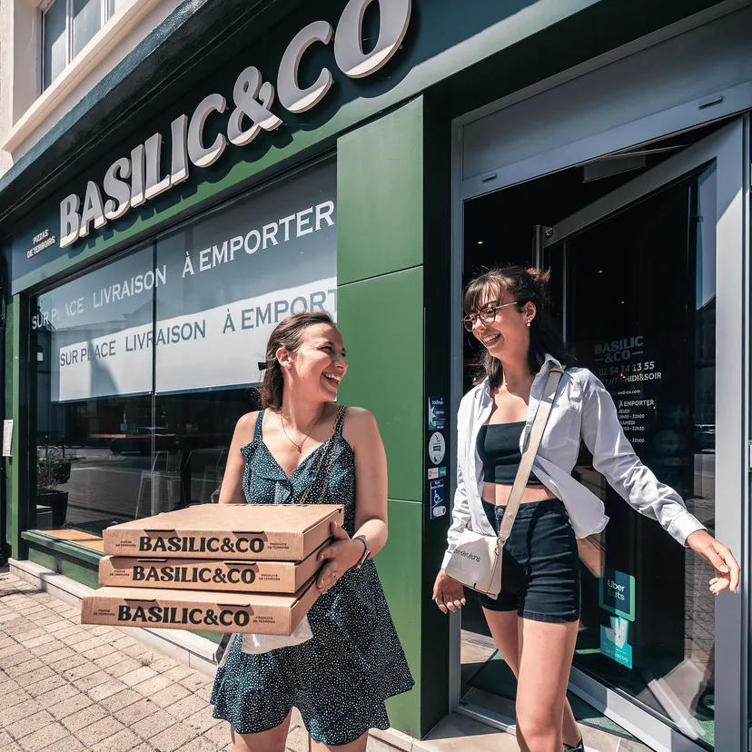 Restaurant Basilic&Co 2 personnes partent avec des pizzas à emporter