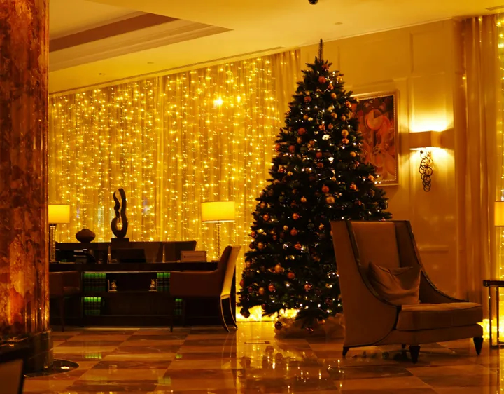 Sapin de noel dans le lobby d'un hotel