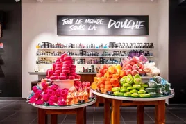 produit-coloré-lush-en-boutique